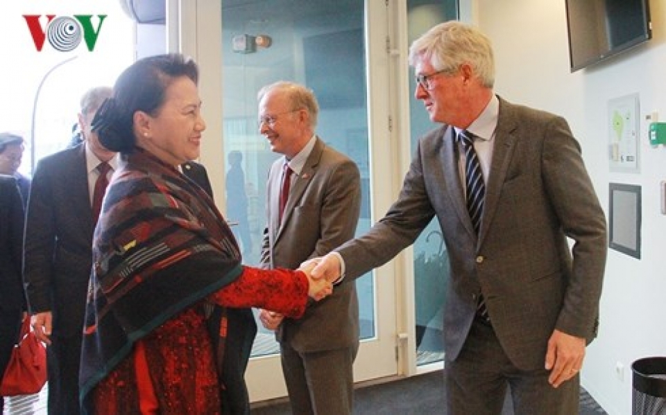 chu tich quoc hoi nguyen thi kim ngan tham vien deltares ha lan