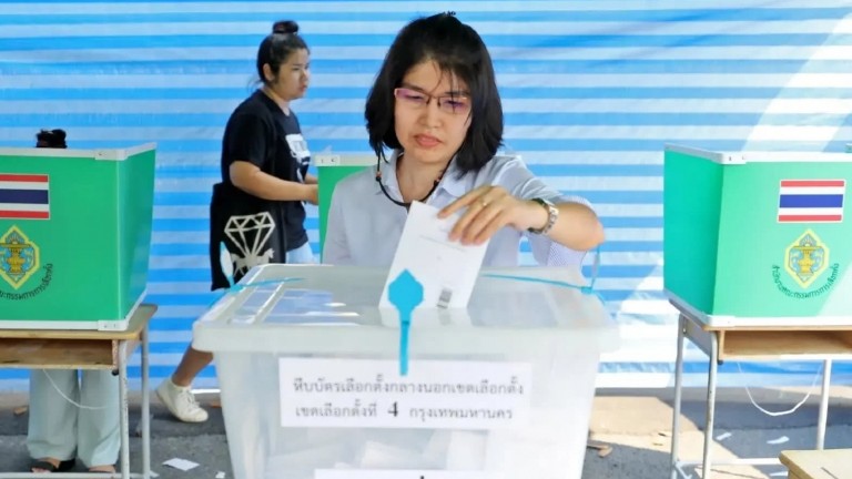 Tổng tuyển cử ở Thái Lan: Các điểm bỏ phiếu đóng cửa bắt đầu kiểm phiếu