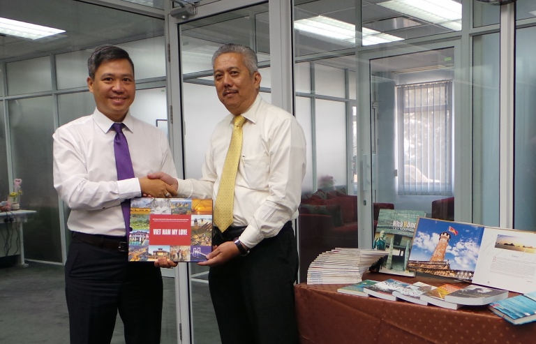 Tặng các ấn phẩm về Việt Nam cho Đại học Quốc gia Brunei