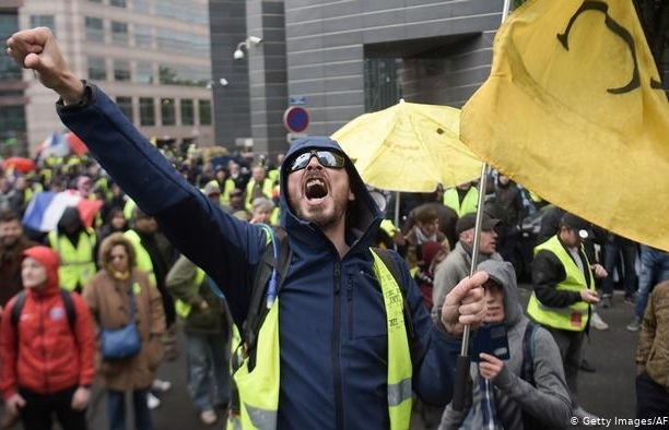 Pháp: Tổng thống Macron tuyên bố cắt giảm thuế, phe "Áo vàng" vẫn tiếp tục biểu tình