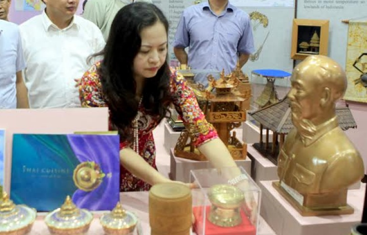 Tặng ảnh Bác Hồ cho Bảo tàng Quốc gia Myanmar