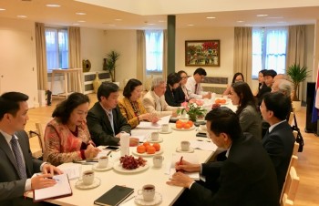 Đại sứ Ngô Thị Hòa tiếp Ban Dân vận Trung ương tại Hà Lan