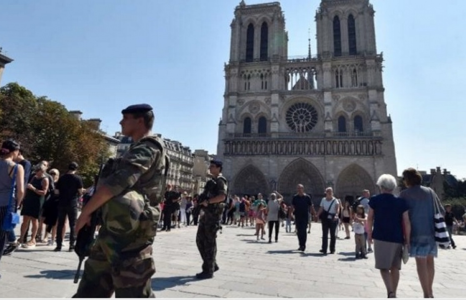Pháp: Tấn công trước nhà thờ Notre-Dame ở Paris