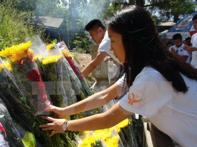 Thanh niên kiều bào viếng mộ Đại tướng Võ Nguyên Giáp