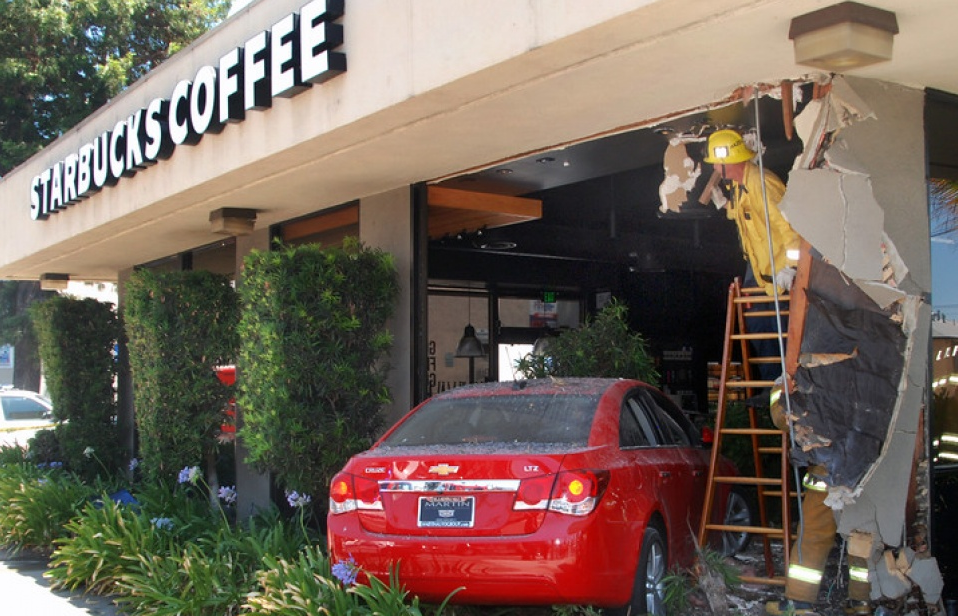 Mỹ: Ô tô đâm vào cửa hàng Starbucks, nhiều người bị thương
