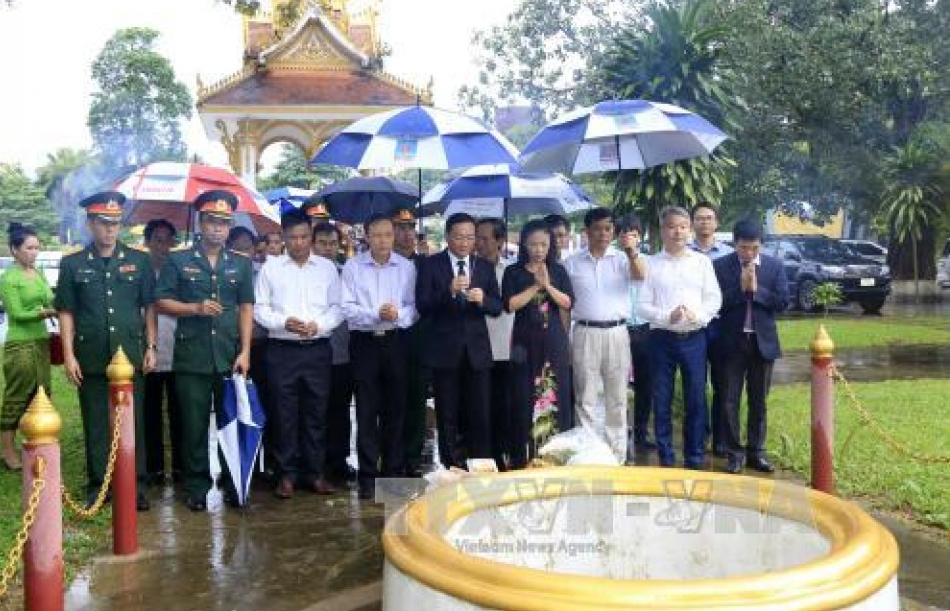 Dâng hương tưởng niệm các anh hùng liệt sỹ tại Lào