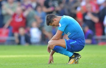 Alexis Sanchez giận dữ vì không thể tới Man City