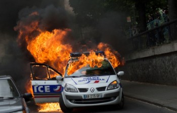 Tòa án Pháp xét xử 9 đối tượng tấn công cảnh sát