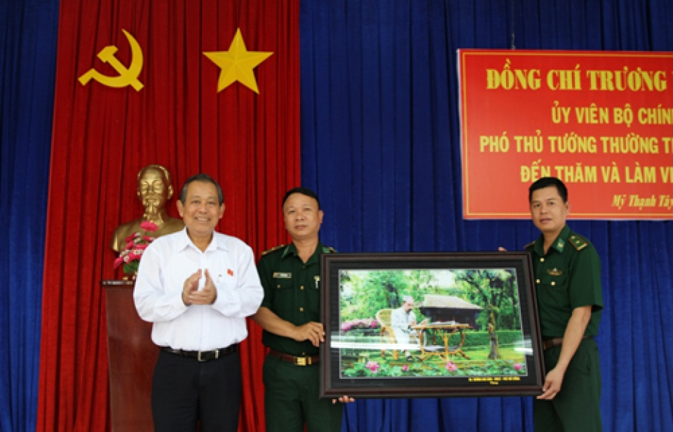 Phó Thủ tướng kiểm tra công tác phòng, chống buôn lậu tại Long An