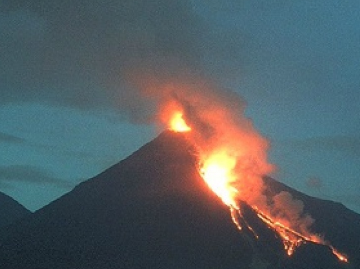 Mexico sơ tán khẩn cấp cư dân vì núi lửa Colima phun trào