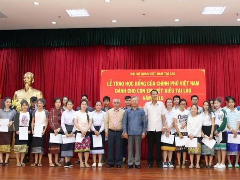 Trao học bổng Chính phủ Việt Nam cho con em Việt kiều tại Lào