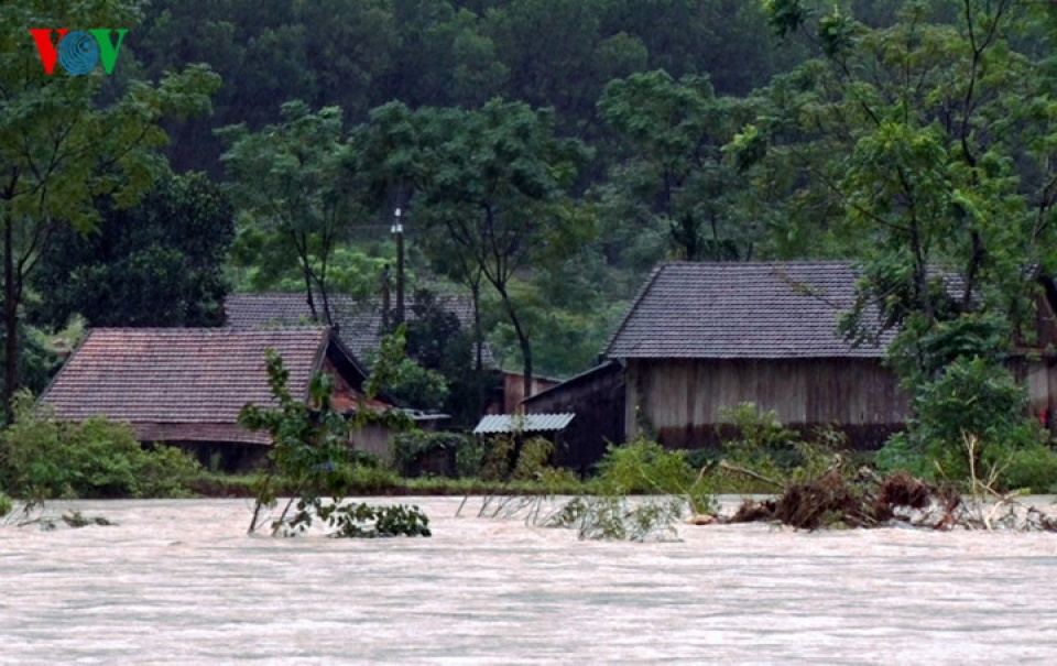 mien trung tan hoang thiet hai nang ne do mua lu