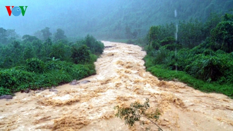 mien trung tan hoang thiet hai nang ne do mua lu