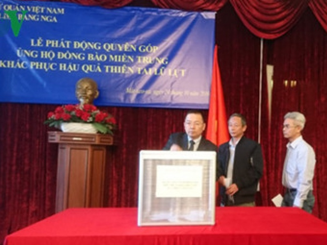 Đại sứ quán Việt Nam tại Nga quyên góp ủng hộ đồng bào Miền Trung