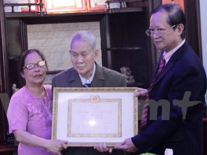 Việt kiều Lào đầu tiên được trao Huy hiệu 65 năm tuổi Đảng