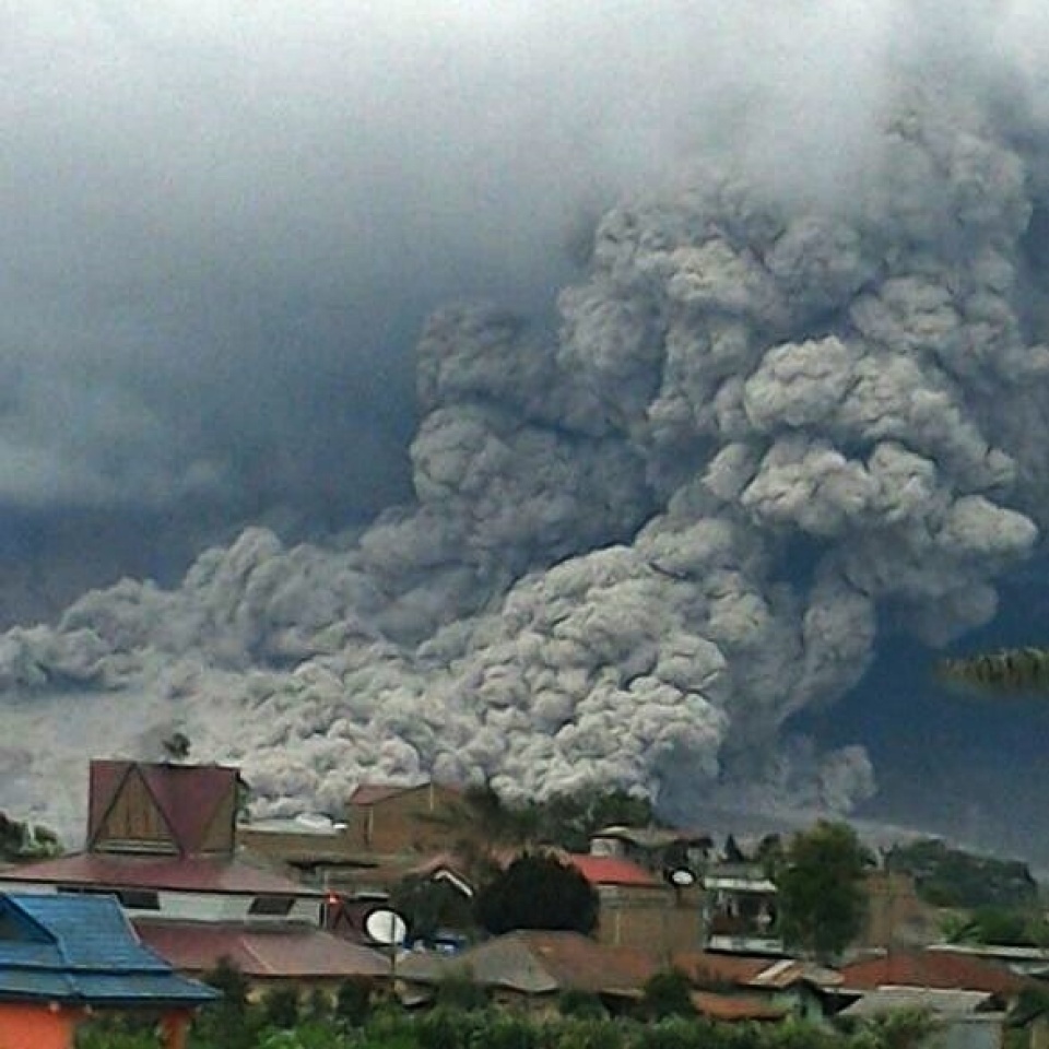 nui lua sinabung o indonesia thuc giac