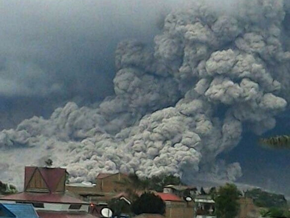 Núi lửa Sinabung ở Indonesia "thức giấc"