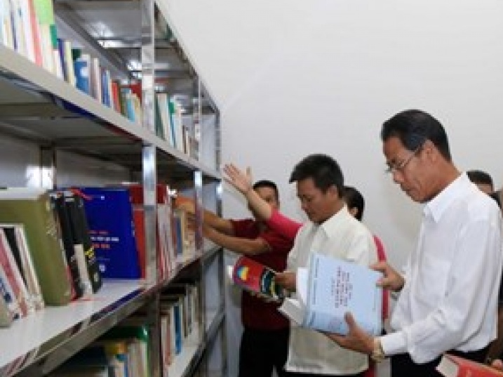 Tổng hội người Việt Nam tại Lào khai trương thư viện