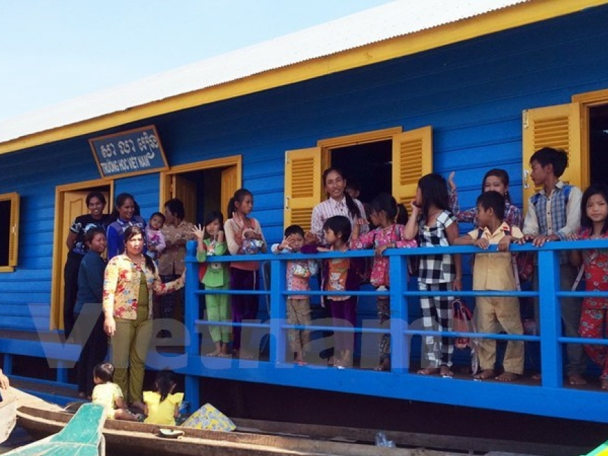 Campuchia: Khánh thành trường học trên Biển Hồ cho con em Việt kiều