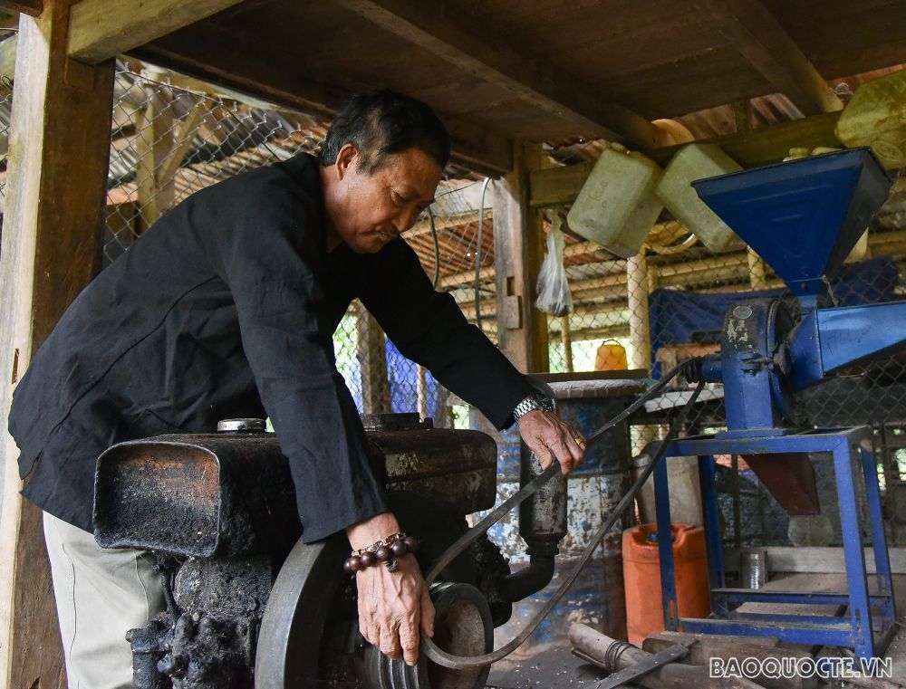 The man to be given the pioneering seal in Sin Thau commune