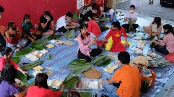 A Tet cake making contest for Vietnamese people in Singapore