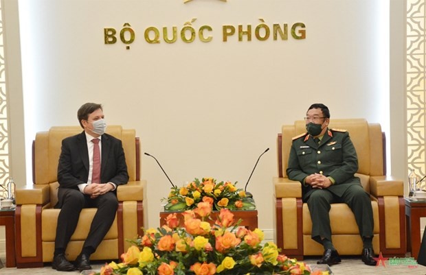 Deputy Minister of National Defence Sen. Lt. Gen. Pham Hoai Nam (R) hosts a reception for Polish Ambassador to Vietnam Wojciech Gerwel (Photo: qdnd.vn)