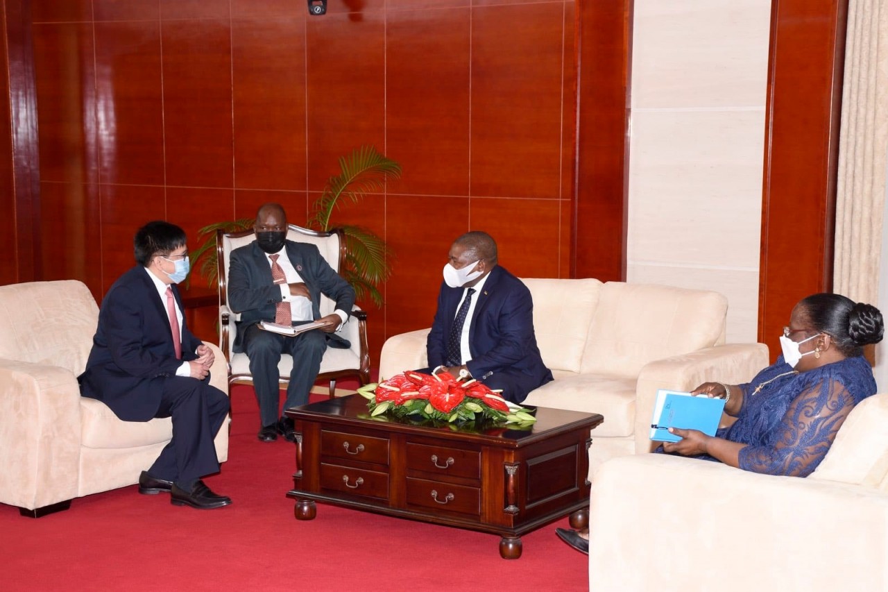 Đại sứ Phạm Hoàng Kim trình Thư ủy nhiệm lên Tổng thống Mozambique