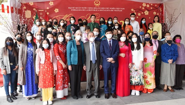 Representatives of Vietnamese people in Mexico pose for a photo at the Tet celebration on January 22. (Photo: VNA)