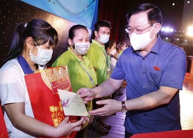 NA Chairman joins Binh Duong workers in Tet celebration