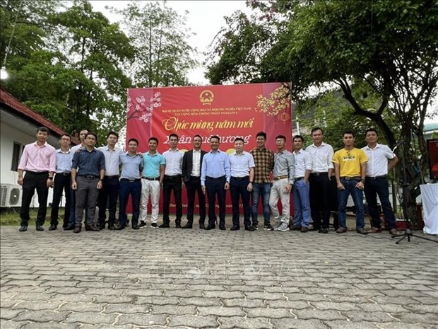 Vietnamese people in Tanzania take a photo at the event. (Photo: VNA)