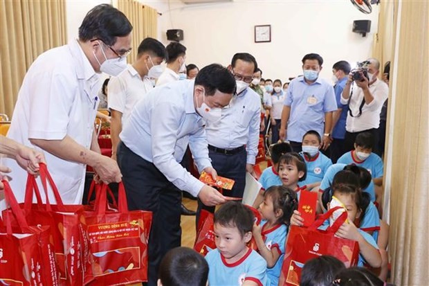 NA Chairman Vuong Dinh Hue presents gifts in Ho Chi Minh City. (Photo: VNA)