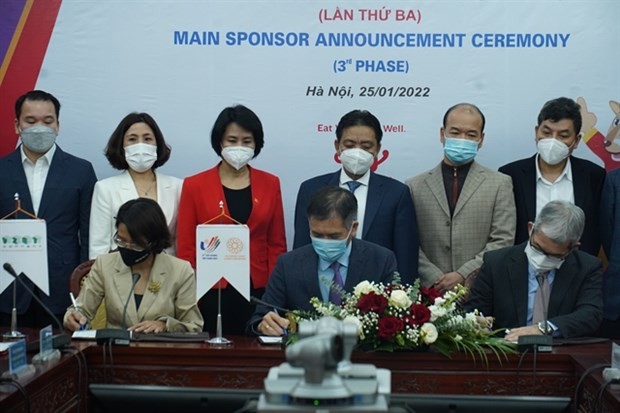 Tran Duc Phan, deputy director of the Vietnam Sport Administration (centre), Keiji Kaneko, general director of Ajinomoto Vietnam, (R) and Tran Thuy Chi, chairwoman of the Board of Vietcontent, sign a sponsorship contract in Ha Noi. (Photo courtesy of organisers)