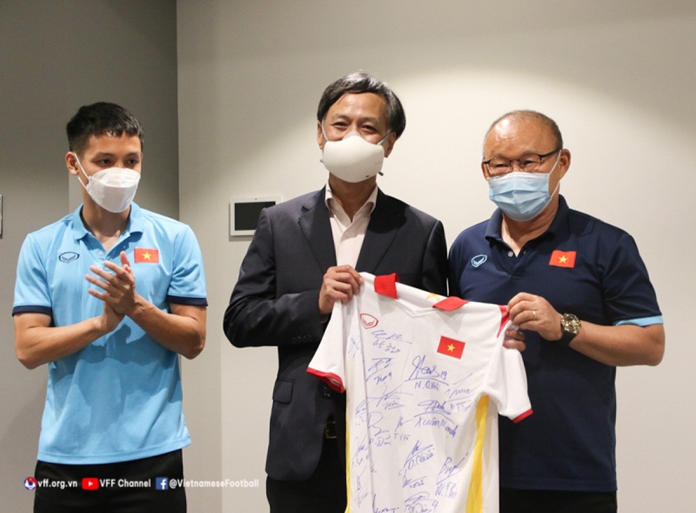 Ambassador inspires Vietnam team ahead WC qualifier against Australia