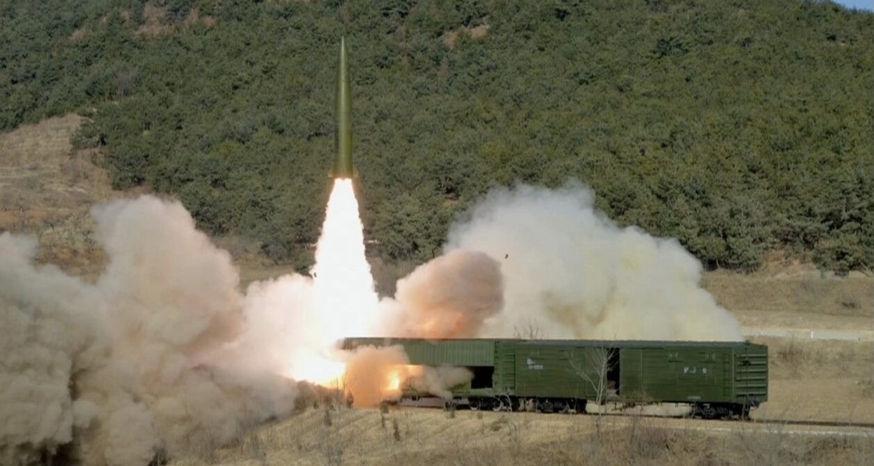 Hình ảnh một vụ phóng tên lửa đạn đạo tầm ngắn của Bình Nhưỡng. (Nguồn: KCTV)