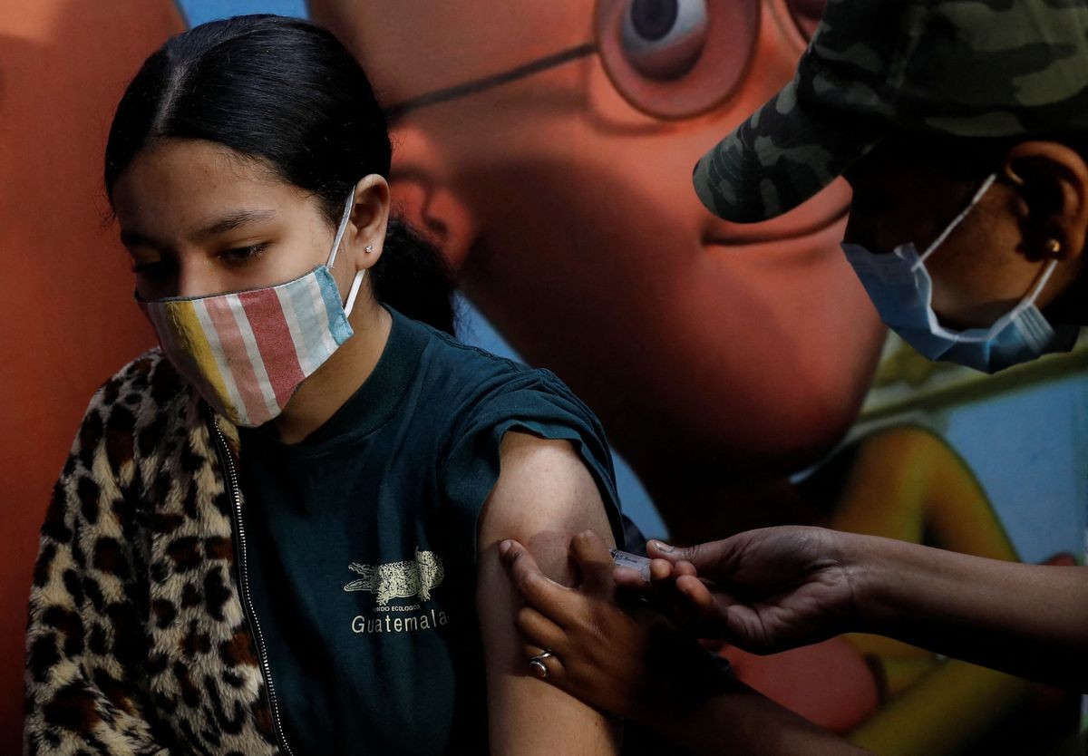Tiêm vaccine ngừa Covid-19 tại New Delhi, Ấn Độ. (Nguồn: Reuters)
