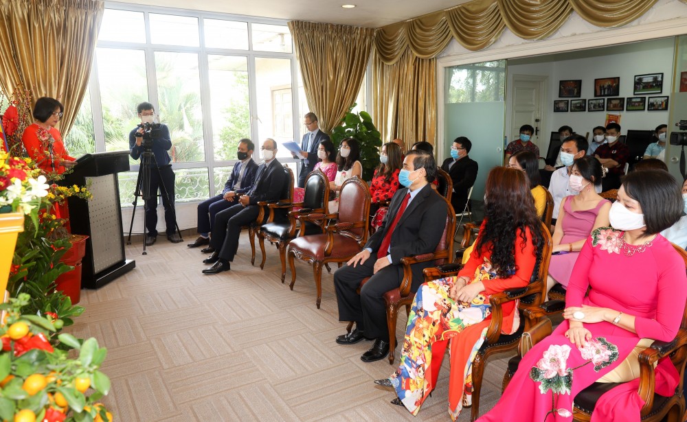 Đại sứ Tào Thị Thanh Hương phát biểu tại Tết Cộng đồng tổ  chức ở Singapore. (Nguồn: TTXVN)
