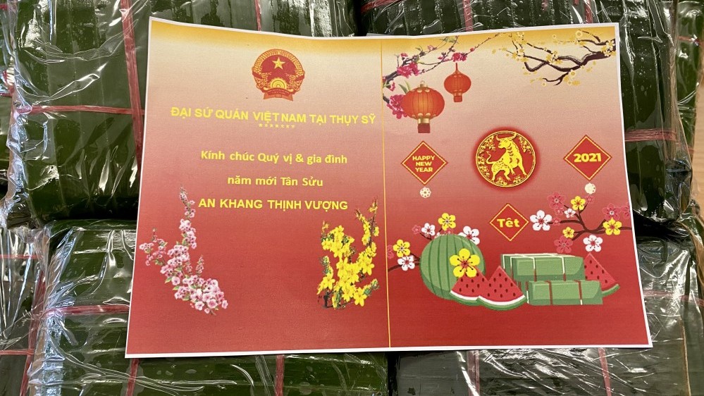 Đại sứ quán Việt Nam tại Thụy Sỹ gói bánh chưng tặng cộng đồng người Việt