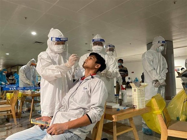 Taking samples of staff at Tan Son Nhat International Airport in Ho Chi Minh City for COVID-19 testing (Photo: VNA)