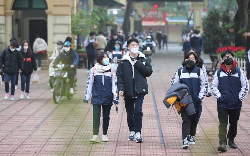 12th graders of Viet Duc high school return to school after a long time of online learning due to COVID-19. (Photo: VNA)