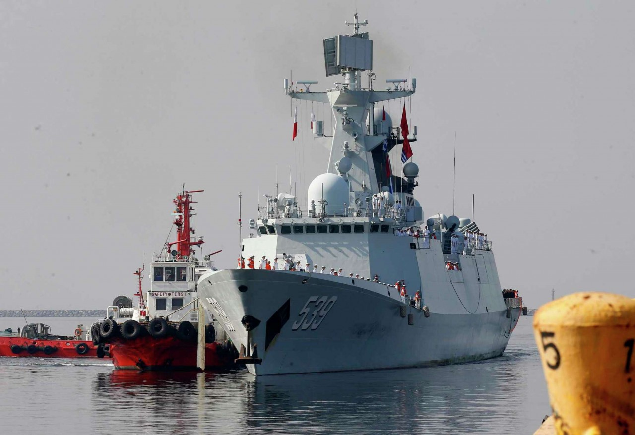 tàu khu trục mang tên lửa dẫn đường Wuhu, một trong ba tàu chiến Trung Quốc đang ở Philippines. (Nguồn: AP)