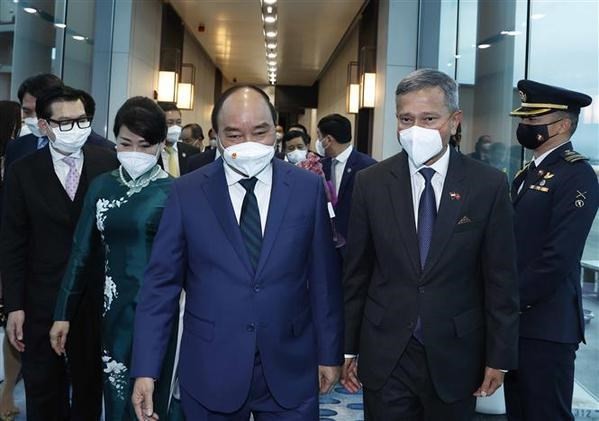 President Nguyen Xuan Phuc (L, front row) arrives in Singapore. (Photo: VNA)