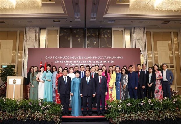 Chủ tịch nước Nguyễn Xuân Phúc gặp mặt cộng đồng người Việt, thăm trang trại điện mặt trời tại Singapore