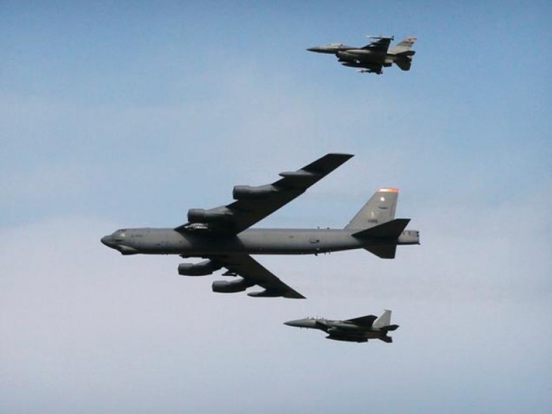 Mỹ triển khai máy bay ném bom B-52 chống IS