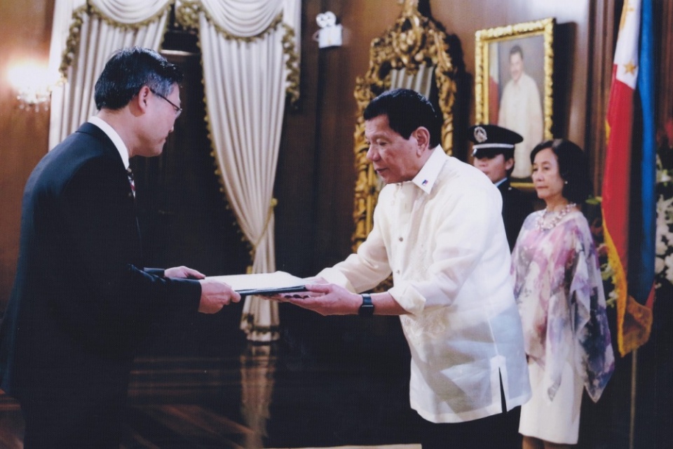 Đại sứ Việt Nam tại Philippines trình Quốc thư lên Tổng thống Duterte
