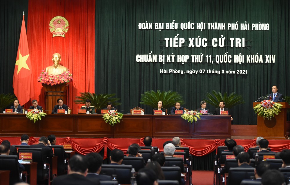 PM Nguyen Xuan Phuc meets Hai Phong voters. (Photo: VGP)