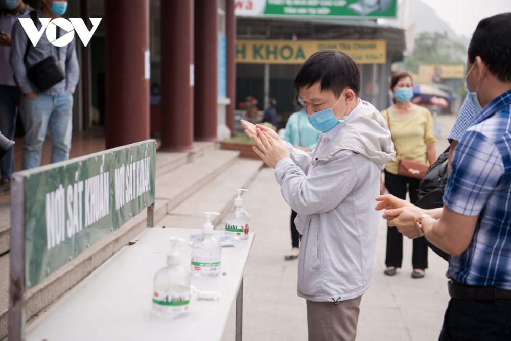 Người dân đến chùa Hương đều có ý thức đeo khẩu trang và sát khuẩn tay trước khi vào lễ hay vãn cảnh tại khu di tích.