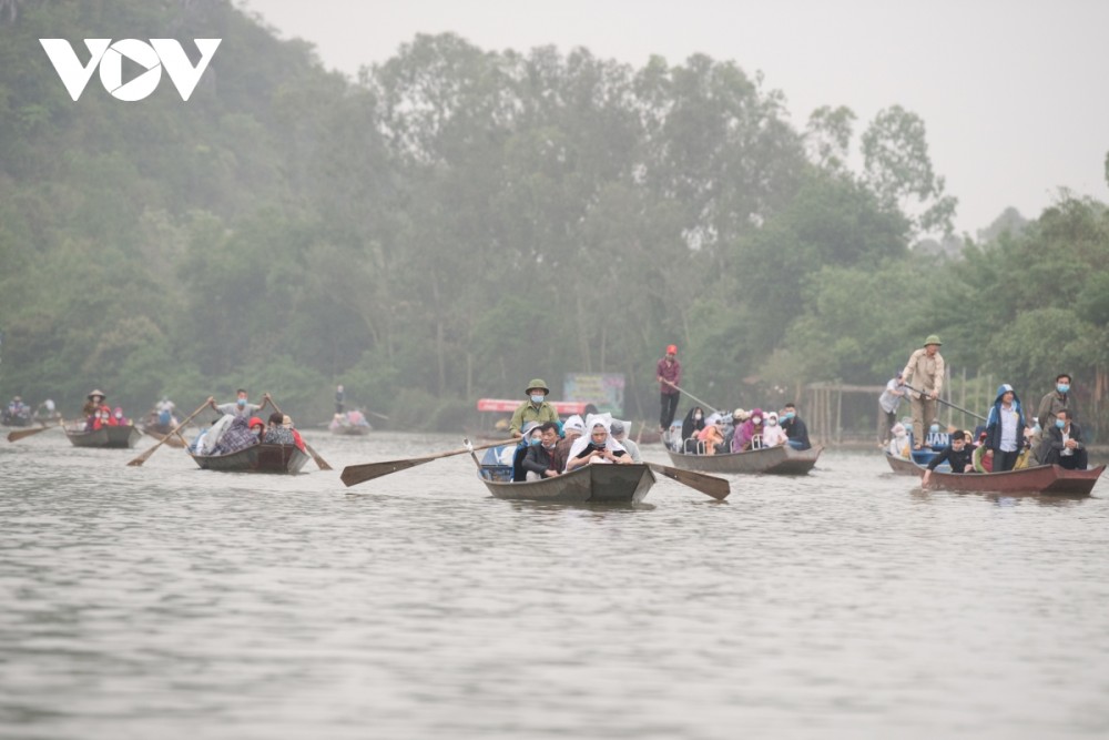 Khác với buổi sáng sớm, càng về trưa, lượng du khách đến chùa Hương ngày càng đông hơn.