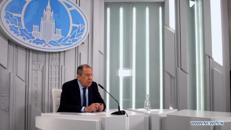 Ảnh: Ngoại trưởng Nga Sergei Lavrov trong một cuộc phỏng vấn trực tuyến trước thềm chuyến thăm Trung Quốc. (Nguồn: THX)