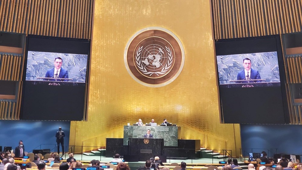 Ambassador Dang Hoang Giang, head of the Vietnamese delegation to the UN, address the UN General Assembly session on the Ukraine situation. (Photo: VNA)