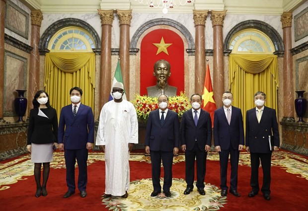 President Nguyen Xuan Phuc (centre) and Ambassador of Sierra Leone Ernest Mbaimba Ndomahina (third from left) at the meeting on March 9. (Photo: VNA)